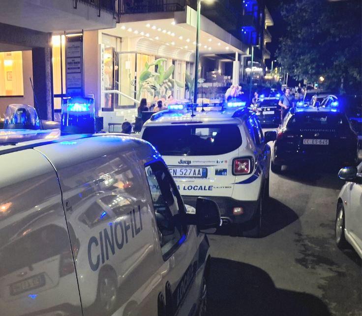 Tenta di disfarsi della cocaina alla vista della Polizia locale, arrestato a Riccione: sequestrati droga, oltre 2.000 euro e un’auto a noleggio