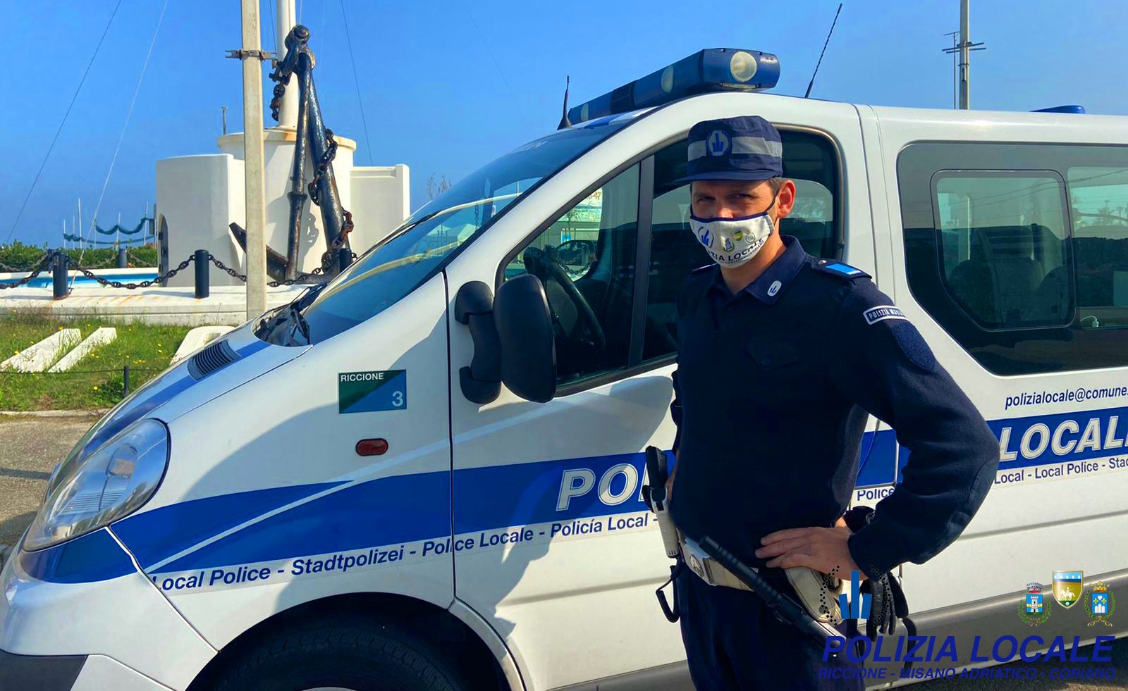 immagine auto e agente polizia locale riccione